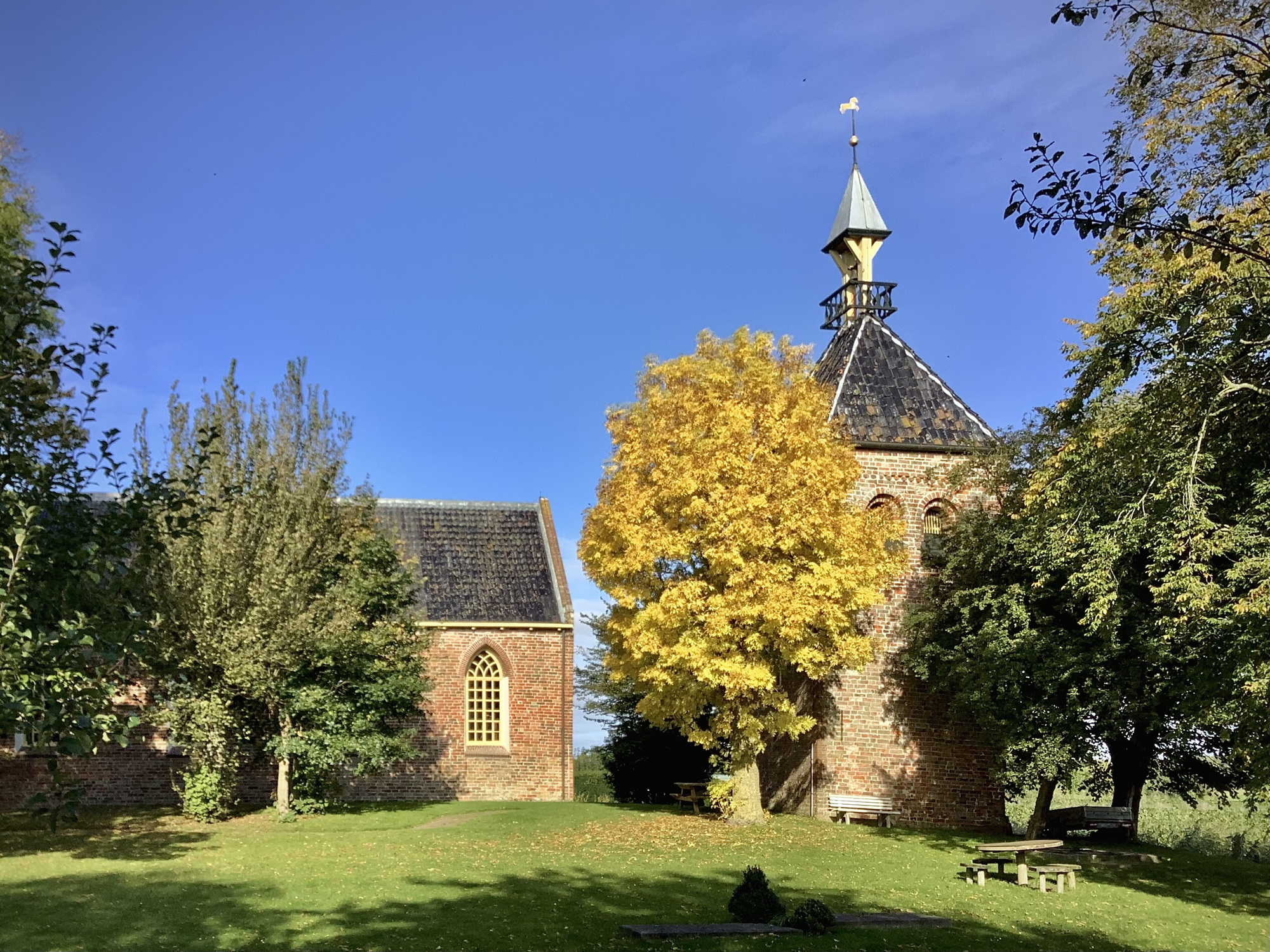 De kerk van Den Andel met rechts de toren. Foto: Jur Kuipers.